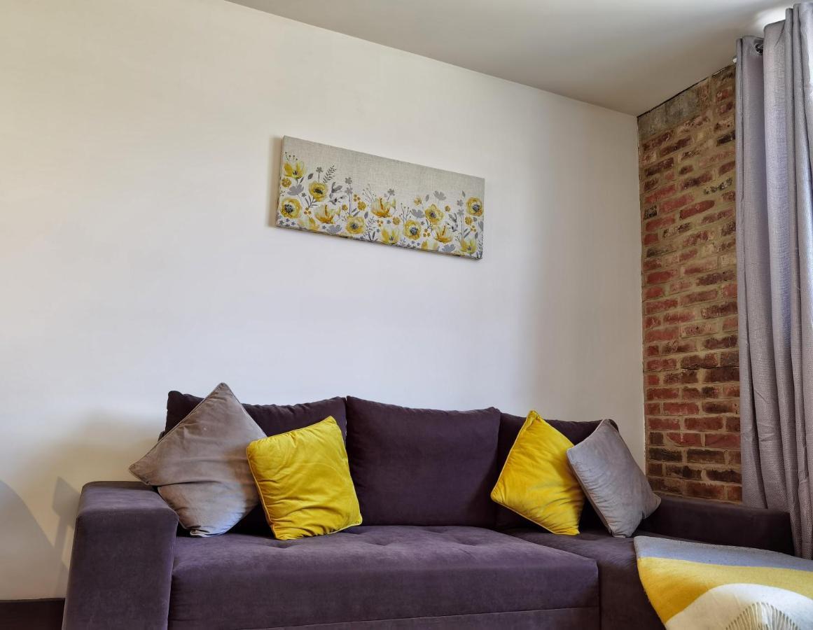 Flat 3 Lovely Spacious Available For Guests Parking Wifi Apartamento *