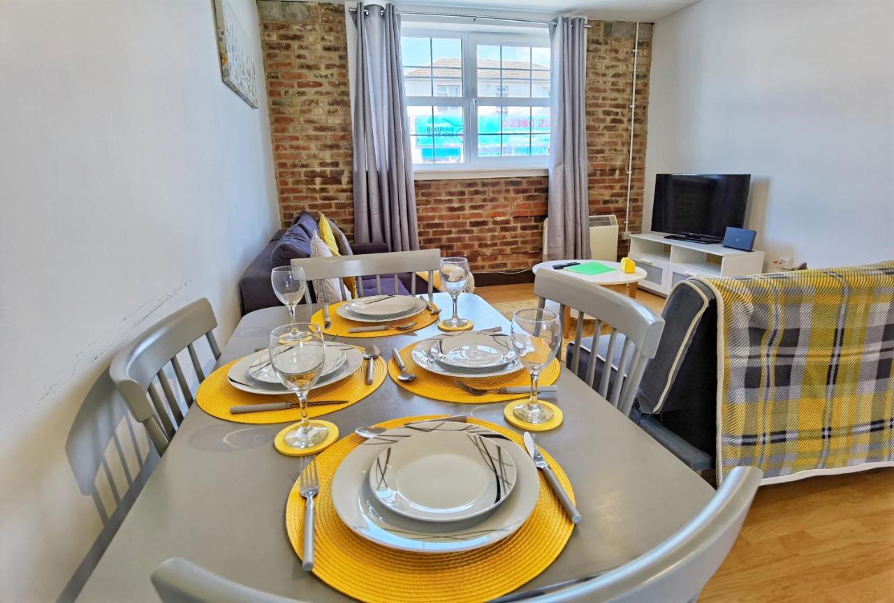 Flat 3 Lovely Spacious Available For Guests Parking Wifi *