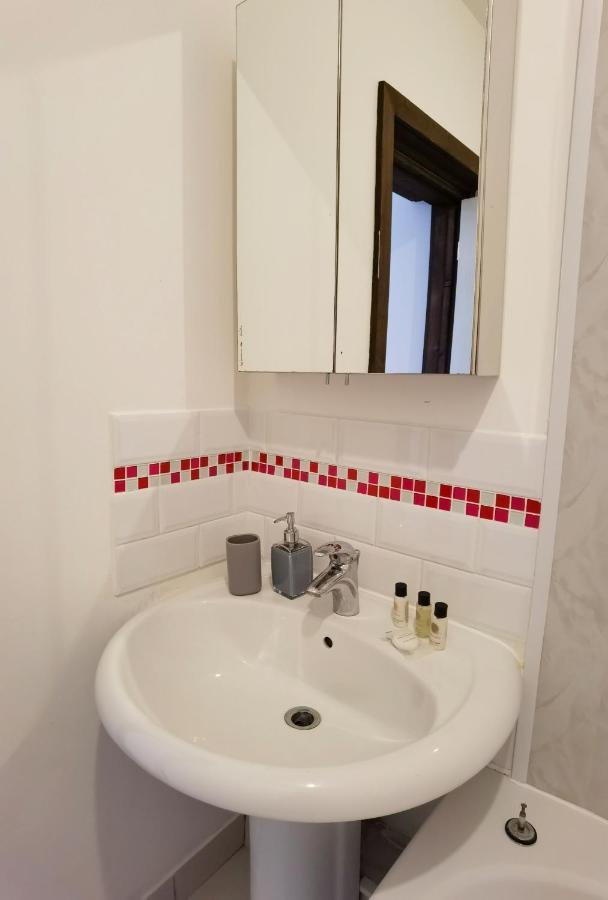 Flat 3 Lovely Spacious Available For Guests Parking Wifi *