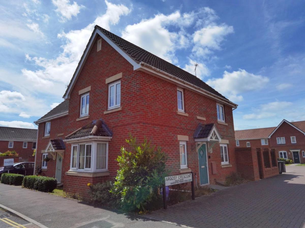 Holiday home Lakeside: Argosy 3bed House 2bath Parking M27 J5 Airport Sleeps 6