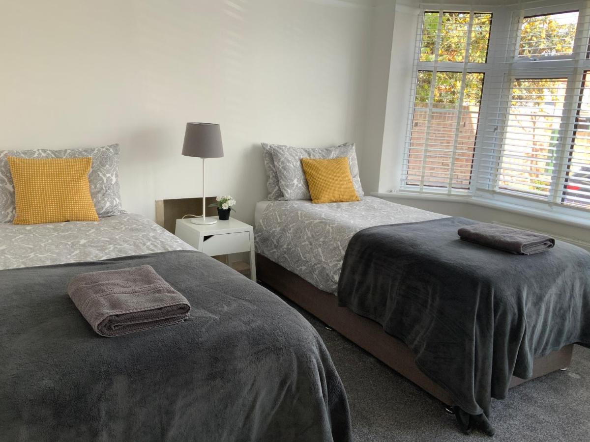 4 Bedroom House By Your Solutions Short Lets & Serviced With Terrace & Garden Southampton