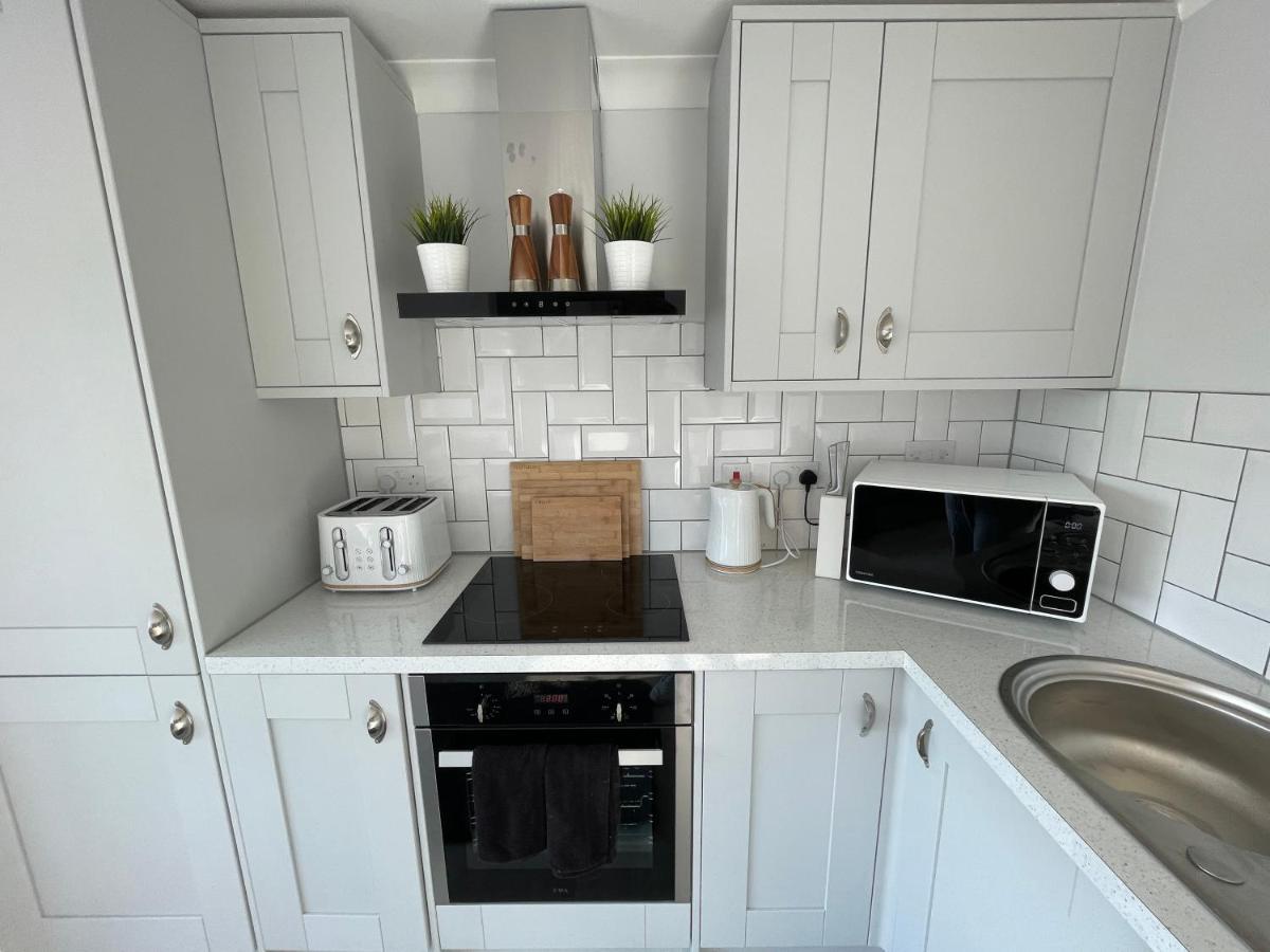 Apartment Great For Contractors- Free Parking *