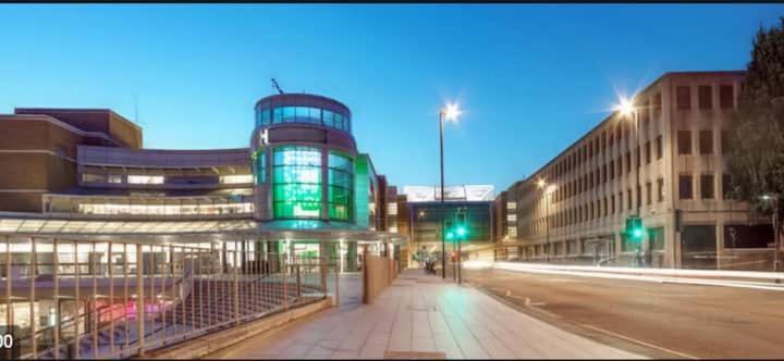 Apartment Price - Amazing 2 Bed 2 Bath - 4 Singles Or Super King Beds, 10 Min Walk To Centre, 5 Minute Walk To Mayflower Theatre, Smart Tv, Ensuite, Balcony, Free Parking