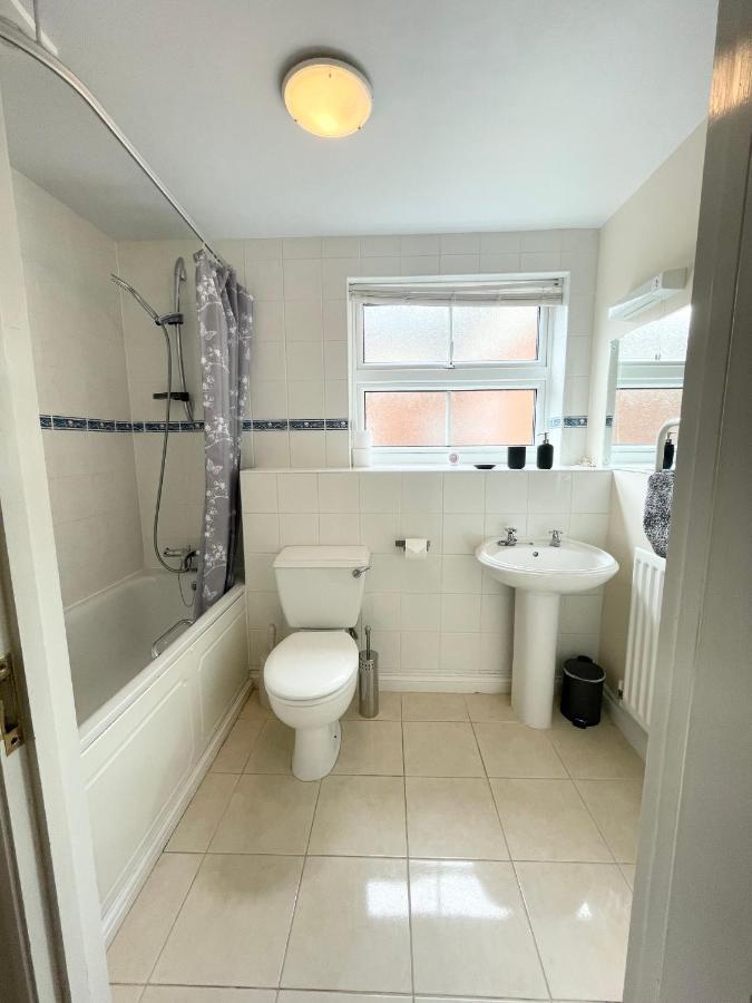 Price - Amazing 2 Bed 2 Bath - 4 Singles Or Super King Beds, 10 Min Walk To Centre, 5 Minute Walk To Mayflower Theatre, Smart Tv, Ensuite, Balcony, Free Parking *