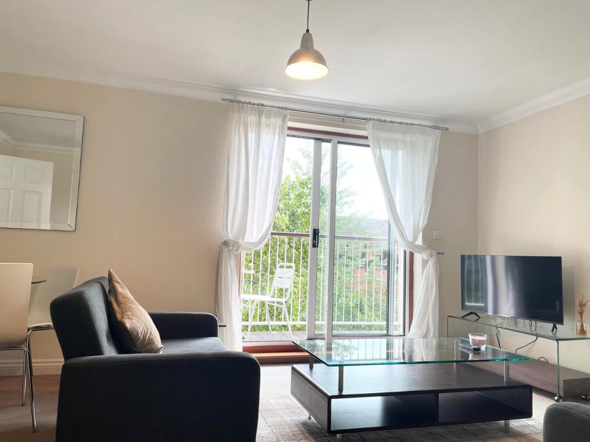 Price - Amazing 2 Bed 2 Bath - 4 Singles Or Super King Beds, 10 Min Walk To Centre, 5 Minute Walk To Mayflower Theatre, Smart Tv, Ensuite, Balcony, Free Parking * Southampton