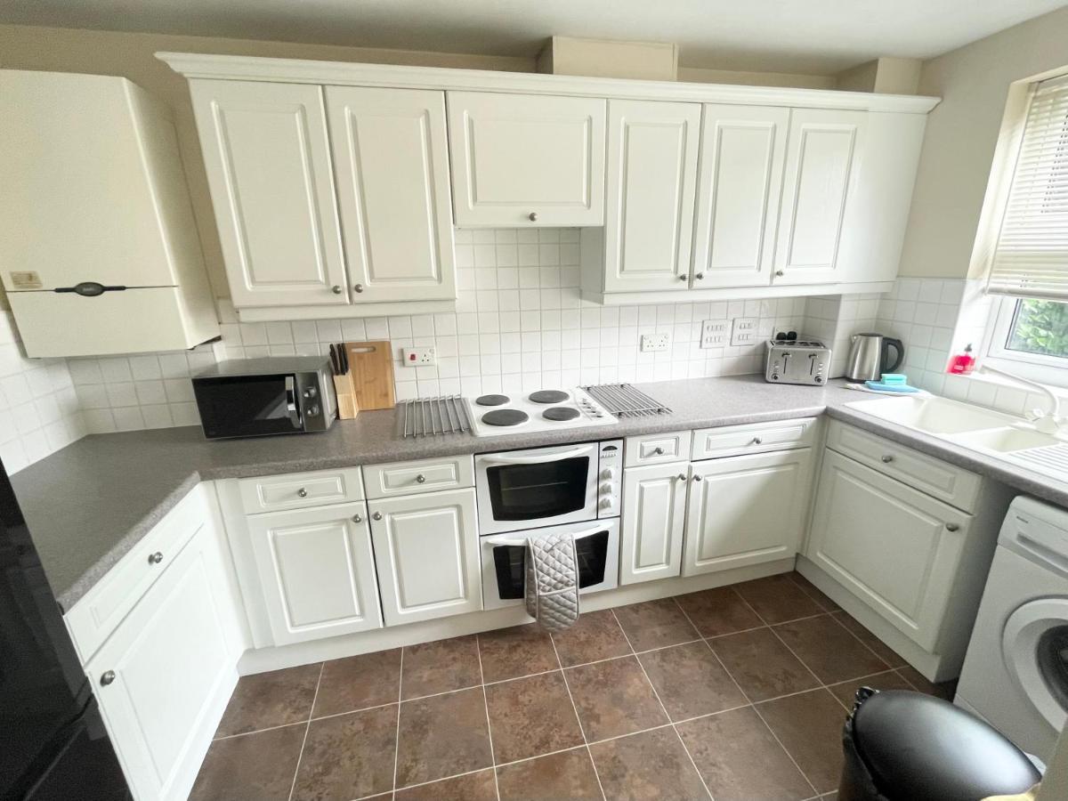 Price - Amazing 2 Bed 2 Bath - 4 Singles Or Super King Beds, 10 Min Walk To Centre, 5 Minute Walk To Mayflower Theatre, Smart Tv, Ensuite, Balcony, Free Parking *