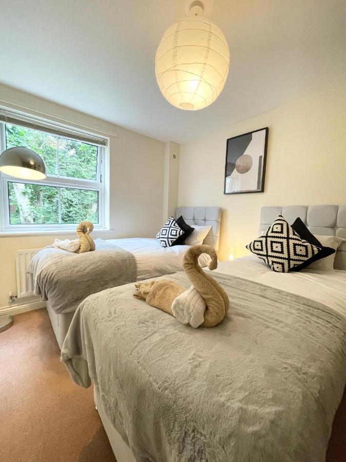 Price - Amazing 2 Bed 2 Bath - 4 Singles Or Super King Beds, 10 Min Walk To Centre, 5 Minute Walk To Mayflower Theatre, Smart Tv, Ensuite, Balcony, Free Parking Apartment