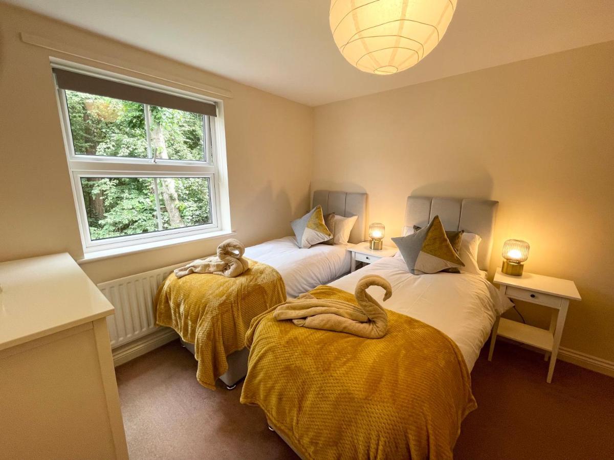 Apartment Price - Amazing 2 Bed 2 Bath - 4 Singles Or Super King Beds, 10 Min Walk To Centre, 5 Minute Walk To Mayflower Theatre, Smart Tv, Ensuite, Balcony, Free Parking Southampton