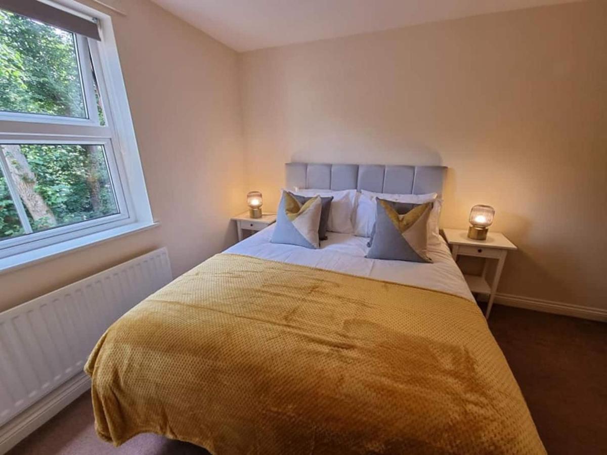 Price - Amazing 2 Bed 2 Bath - 4 Singles Or Super King Beds, 10 Min Walk To Centre, 5 Minute Walk To Mayflower Theatre, Smart Tv, Ensuite, Balcony, Free Parking Apartment Southampton