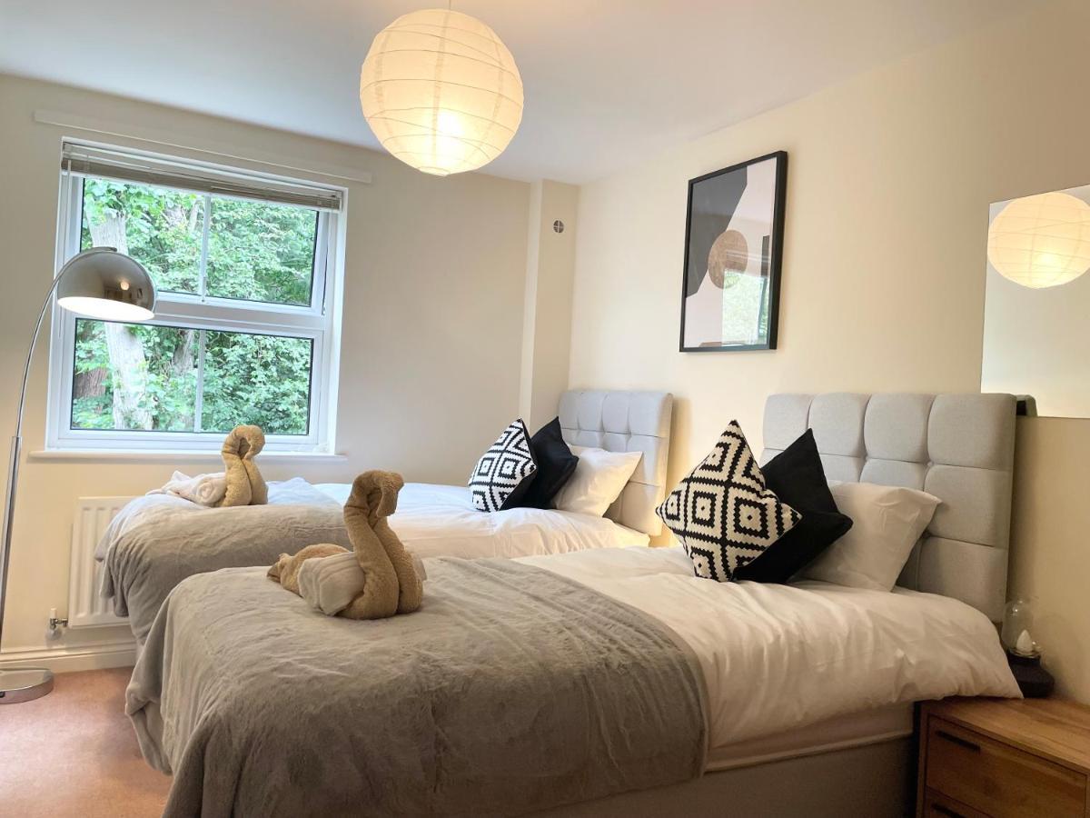 Price - Amazing 2 Bed 2 Bath - 4 Singles Or Super King Beds, 10 Min Walk To Centre, 5 Minute Walk To Mayflower Theatre, Smart Tv, Ensuite, Balcony, Free Parking * Southampton