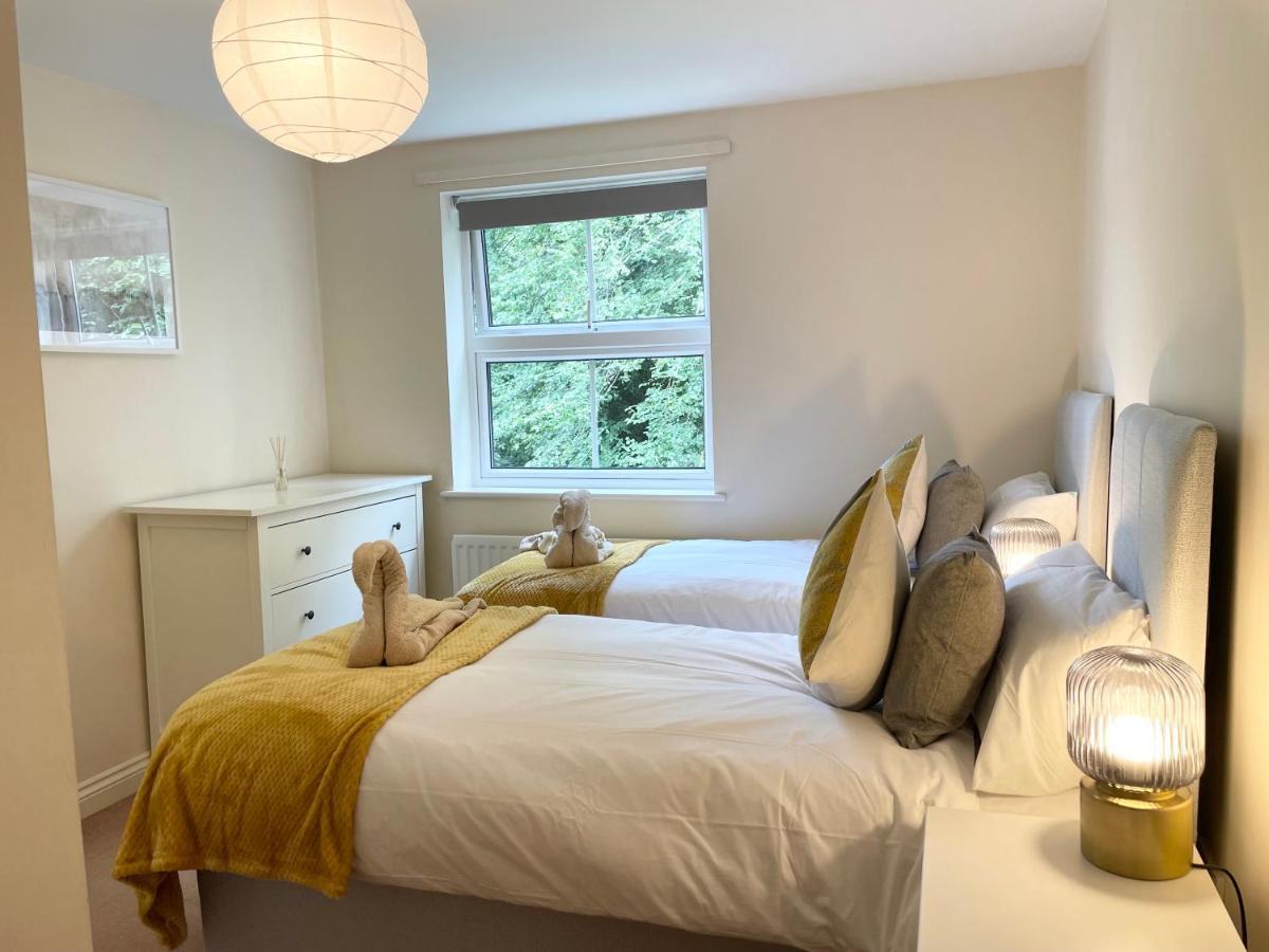 Price - Amazing 2 Bed 2 Bath - 4 Singles Or Super King Beds, 10 Min Walk To Centre, 5 Minute Walk To Mayflower Theatre, Smart Tv, Ensuite, Balcony, Free Parking * Southampton