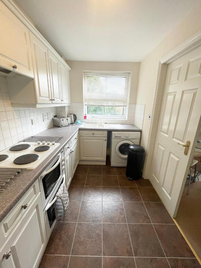 Price - Amazing 2 Bed 2 Bath - 4 Singles Or Super King Beds, 10 Min Walk To Centre, 5 Minute Walk To Mayflower Theatre, Smart Tv, Ensuite, Balcony, Free Parking Apartment