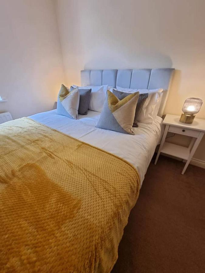 Price - Amazing 2 Bed 2 Bath - 4 Singles Or Super King Beds, 10 Min Walk To Centre, 5 Minute Walk To Mayflower Theatre, Smart Tv, Ensuite, Balcony, Free Parking Apartment Southampton