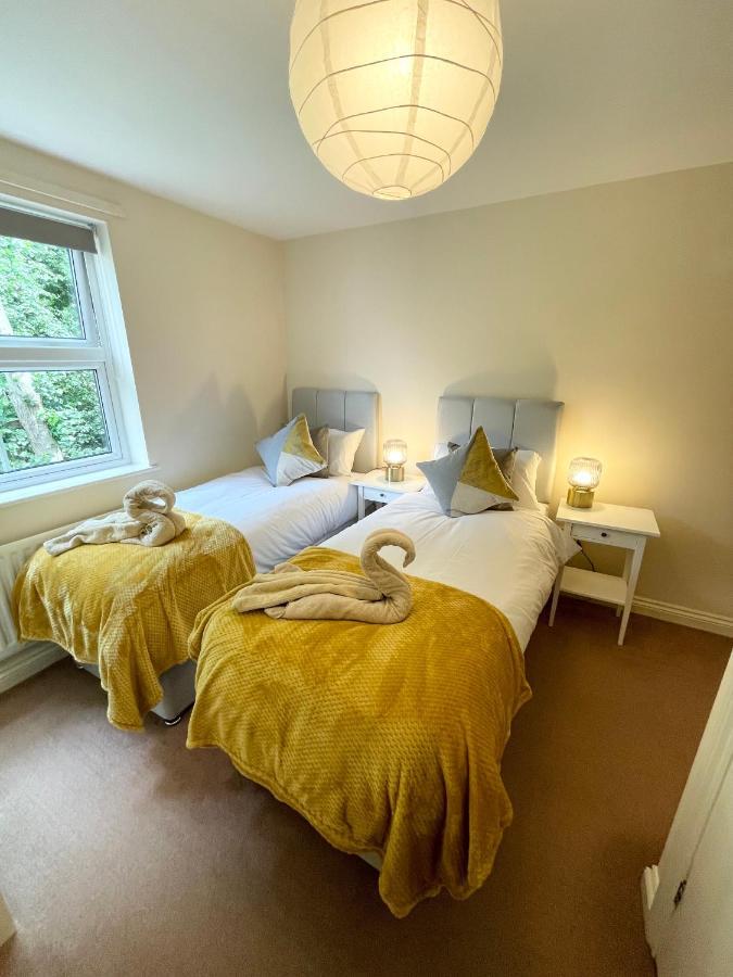 Price - Amazing 2 Bed 2 Bath - 4 Singles Or Super King Beds, 10 Min Walk To Centre, 5 Minute Walk To Mayflower Theatre, Smart Tv, Ensuite, Balcony, Free Parking Southampton