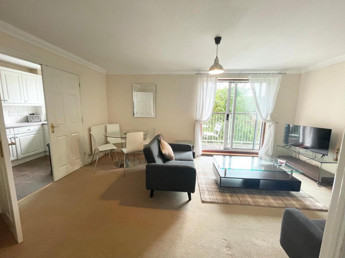 Apartment Price - Amazing 2 Bed 2 Bath - 4 Singles Or Super King Beds, 10 Min Walk To Centre, 5 Minute Walk To Mayflower Theatre, Smart Tv, Ensuite, Balcony, Free Parking Southampton