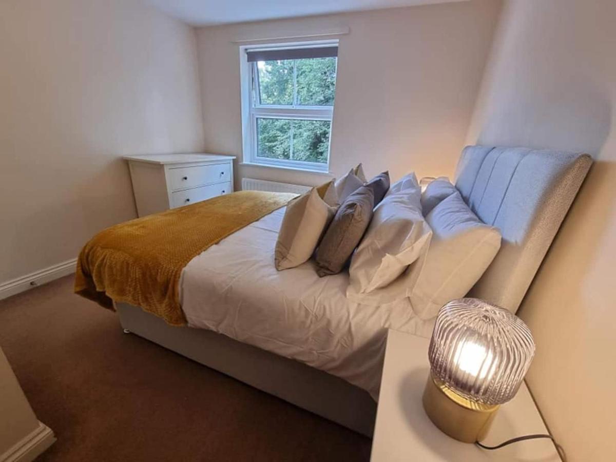 Price - Amazing 2 Bed 2 Bath - 4 Singles Or Super King Beds, 10 Min Walk To Centre, 5 Minute Walk To Mayflower Theatre, Smart Tv, Ensuite, Balcony, Free Parking Apartment