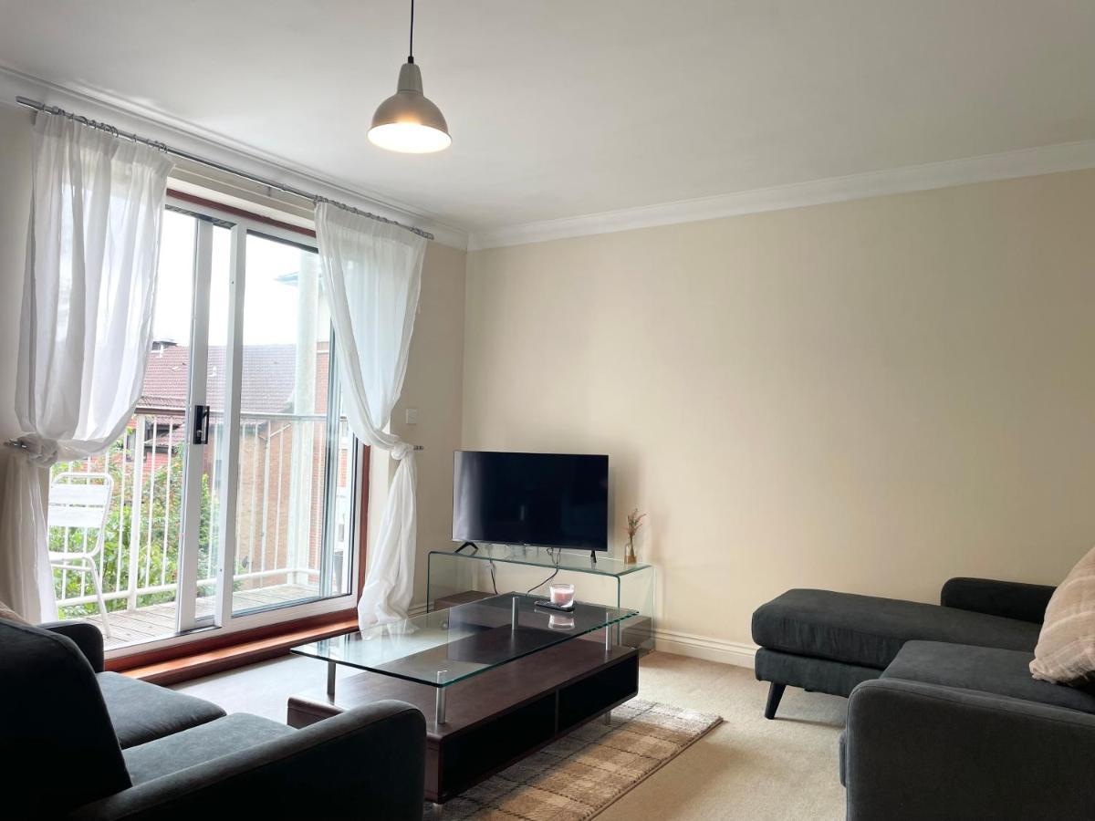 Apartment Price - Amazing 2 Bed 2 Bath - 4 Singles Or Super King Beds, 10 Min Walk To Centre, 5 Minute Walk To Mayflower Theatre, Smart Tv, Ensuite, Balcony, Free Parking