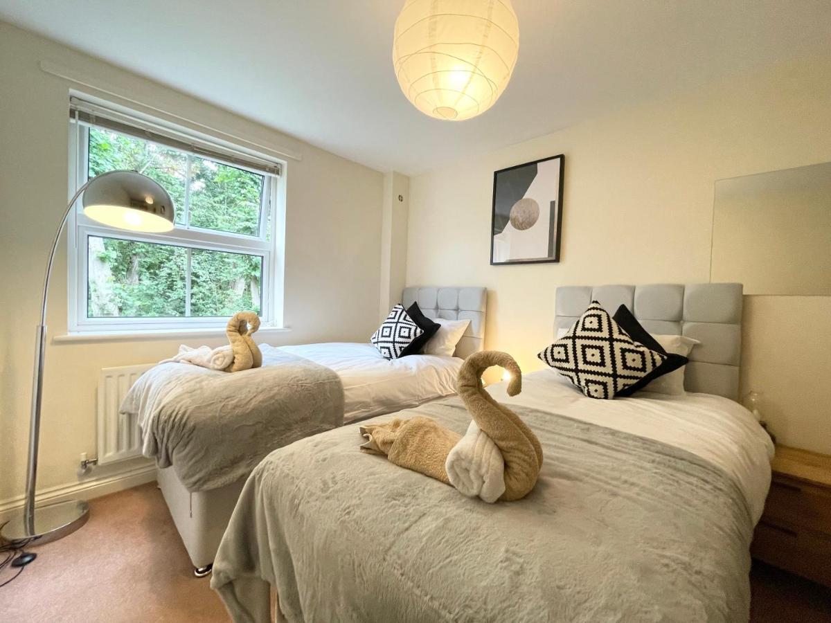 Price - Amazing 2 Bed 2 Bath - 4 Singles Or Super King Beds, 10 Min Walk To Centre, 5 Minute Walk To Mayflower Theatre, Smart Tv, Ensuite, Balcony, Free Parking * Southampton