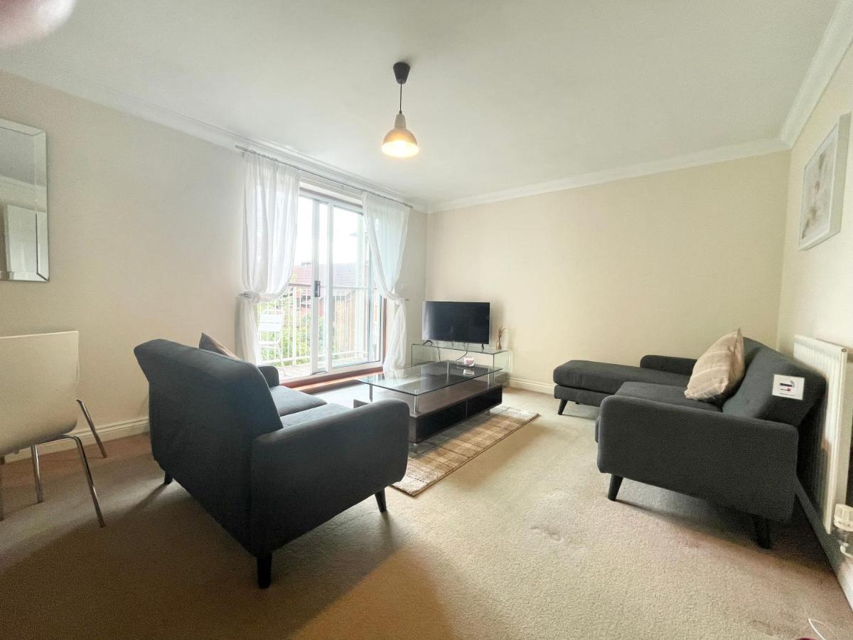 Apartment Price - Amazing 2 Bed 2 Bath - 4 Singles Or Super King Beds, 10 Min Walk To Centre, 5 Minute Walk To Mayflower Theatre, Smart Tv, Ensuite, Balcony, Free Parking *