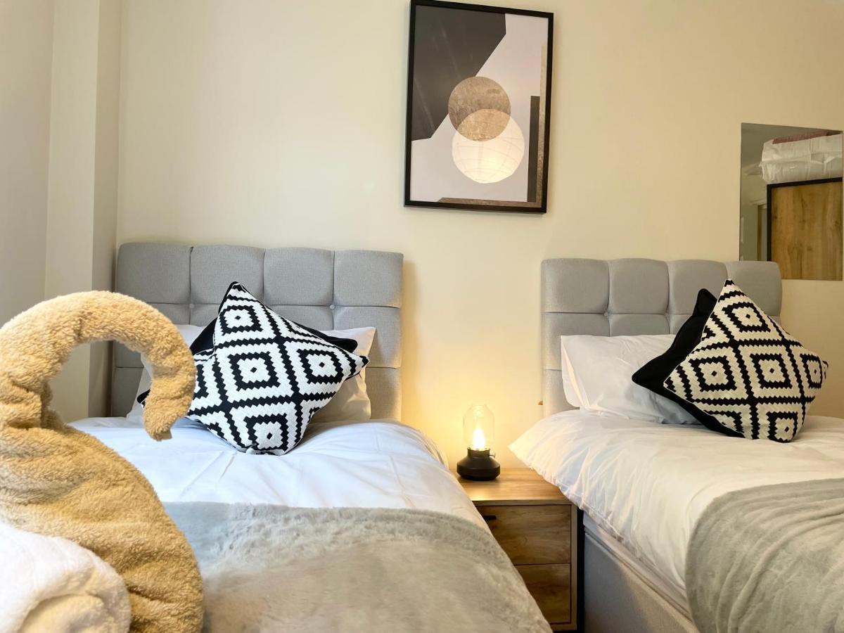 Price - Amazing 2 Bed 2 Bath - 4 Singles Or Super King Beds, 10 Min Walk To Centre, 5 Minute Walk To Mayflower Theatre, Smart Tv, Ensuite, Balcony, Free Parking * Southampton