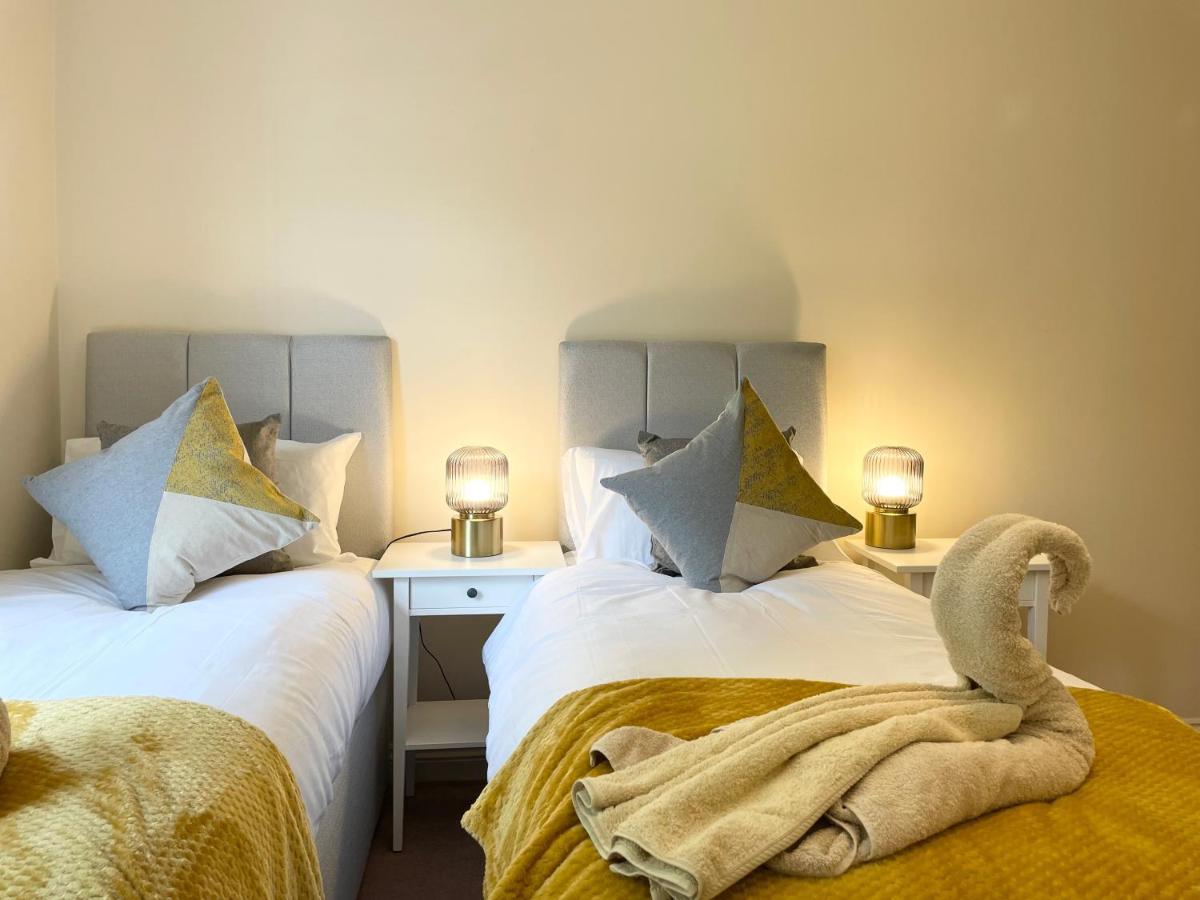 Price - Amazing 2 Bed 2 Bath - 4 Singles Or Super King Beds, 10 Min Walk To Centre, 5 Minute Walk To Mayflower Theatre, Smart Tv, Ensuite, Balcony, Free Parking