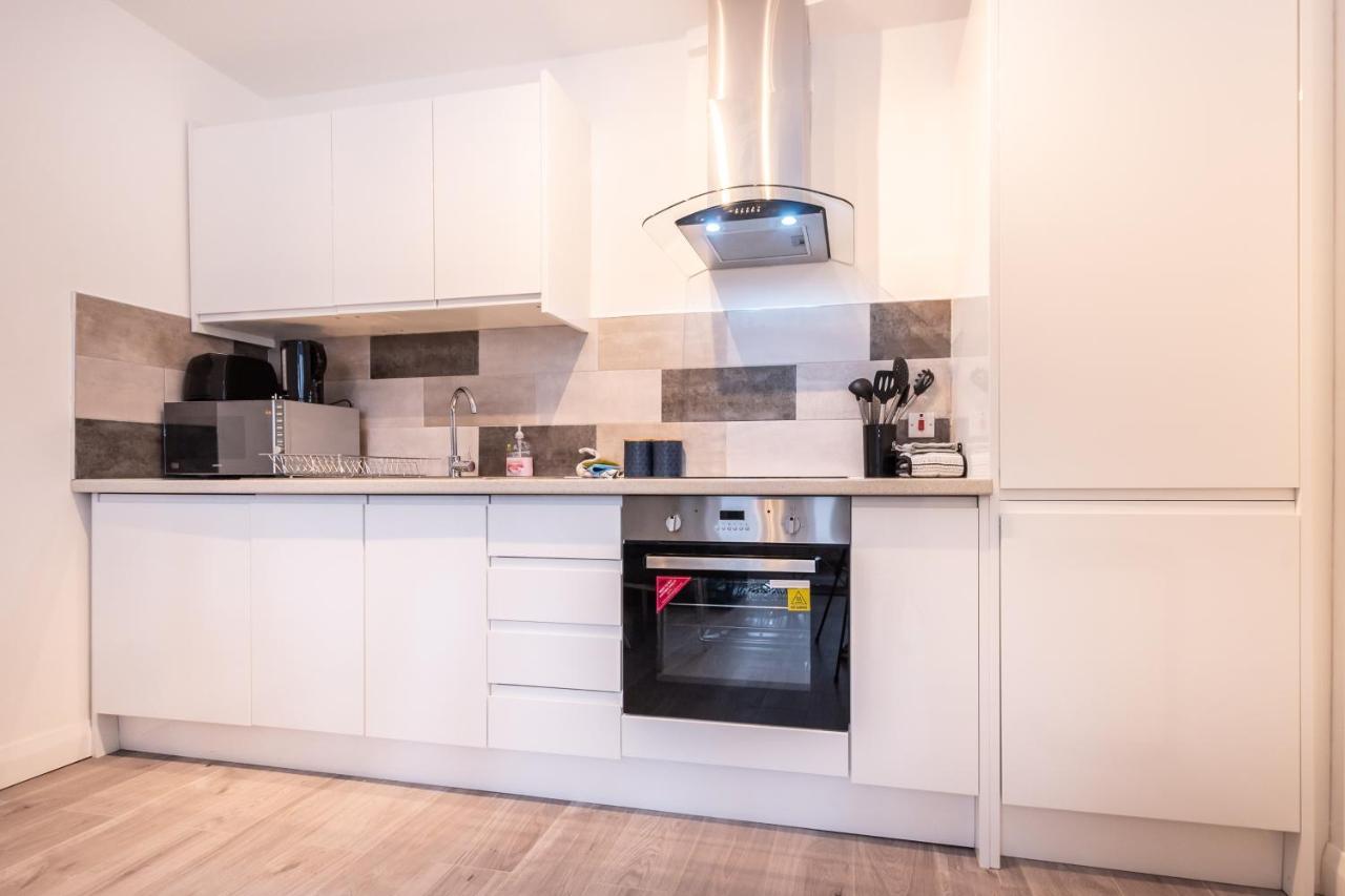 Apartments: Location With Parking *