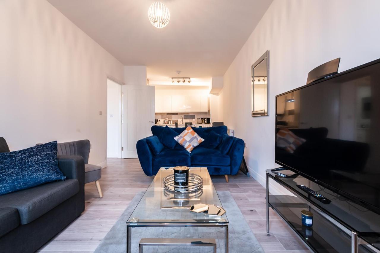 Apartments: Location With Parking *