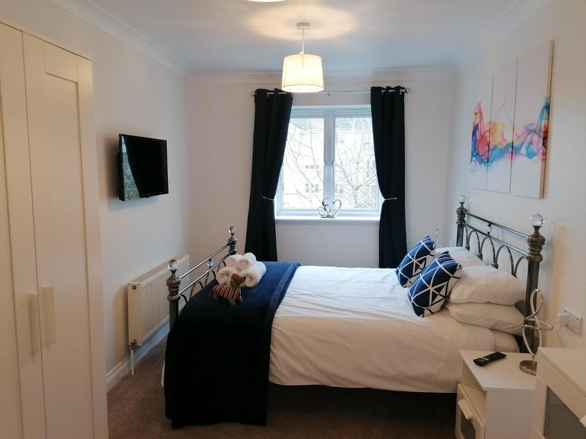 Luxury Modern 2 Bed Apartment, Free Undercroft Parking For 1 Car *