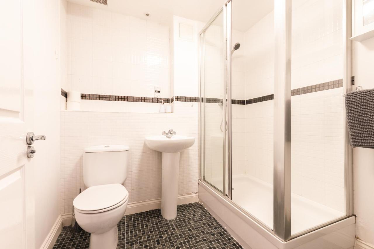 Centre Loft: Spacious 3-bed With Secure Parking Apartment