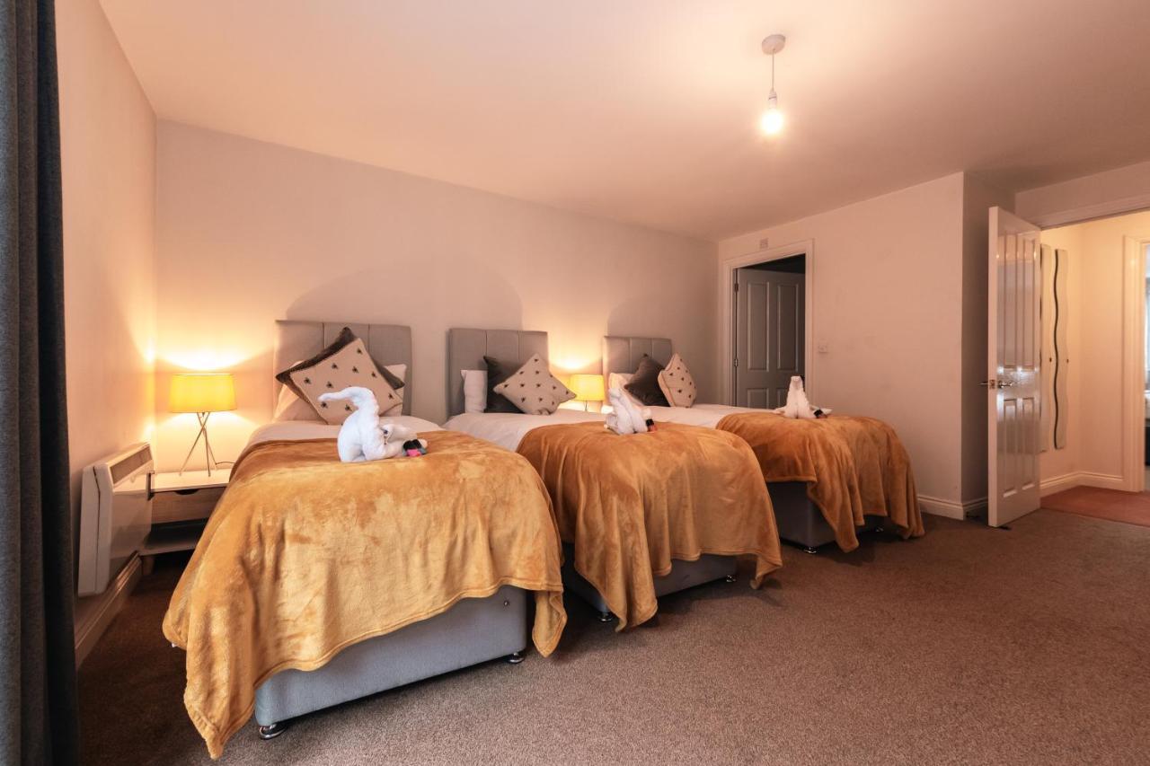 Centre Loft: Spacious 3-bed With Secure Parking Apartment *