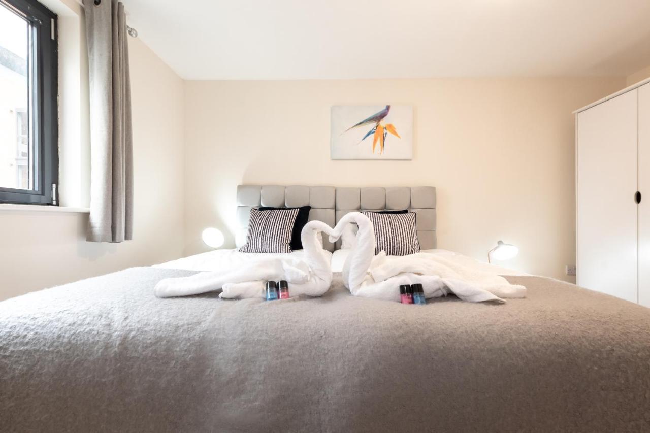Centre Loft: Spacious 3-bed With Secure Parking Apartment