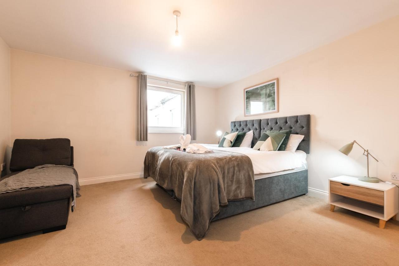 Centre Loft: Spacious 3-bed With Secure Parking