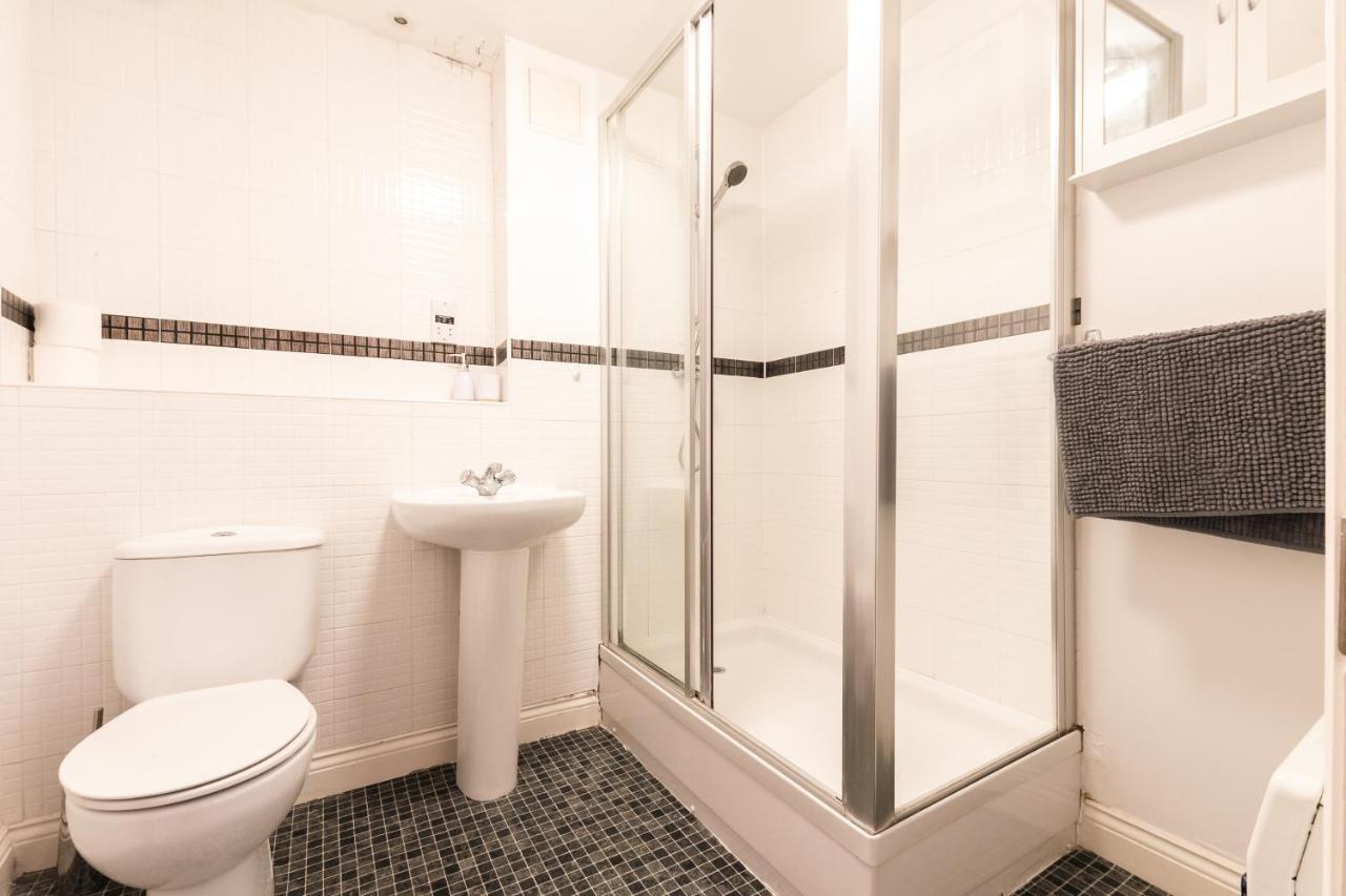 Centre Loft: Spacious 3-bed With Secure Parking Apartment *