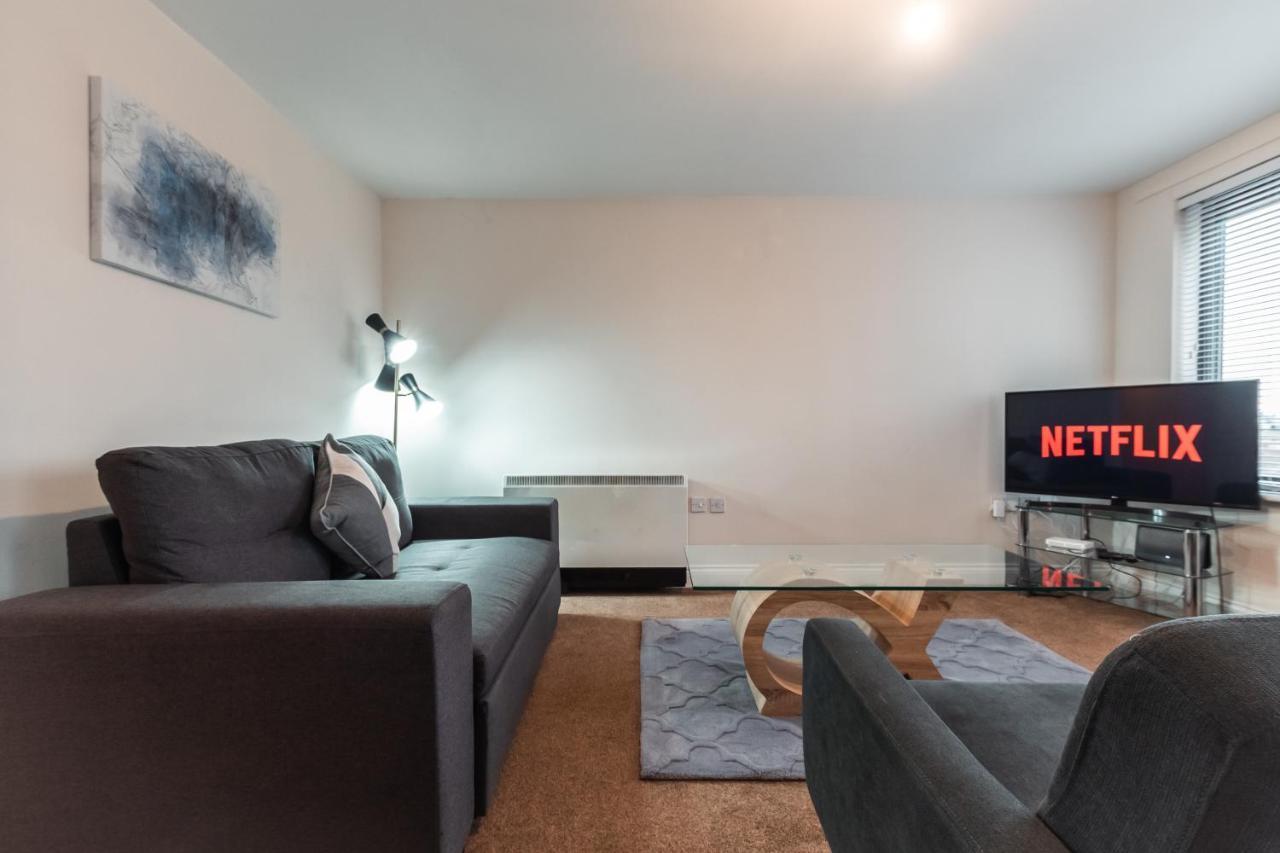 Apartment Centre Loft: Spacious 3-bed With Secure Parking *
