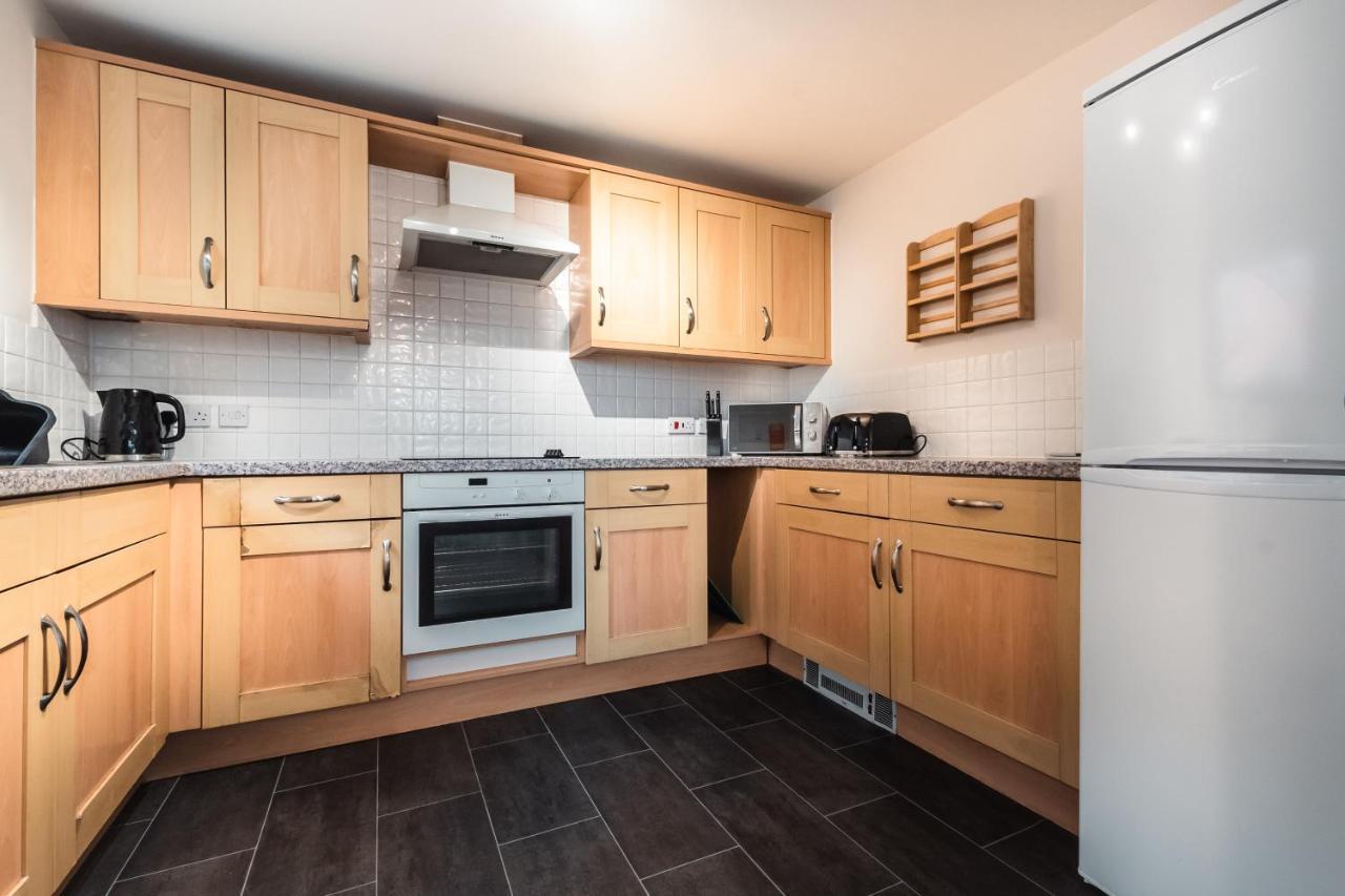Centre Loft: Spacious 3-bed With Secure Parking Apartment *