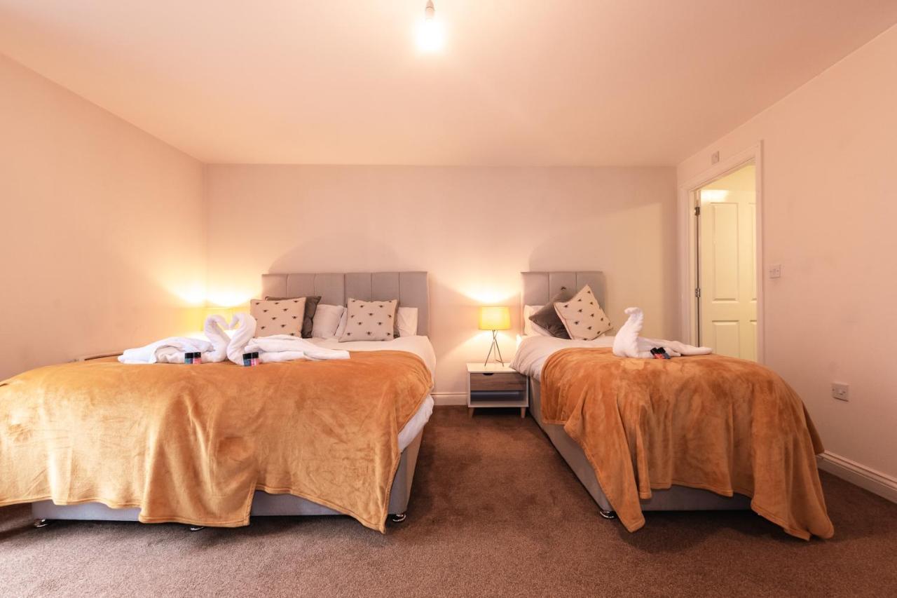 Centre Loft: Spacious 3-bed With Secure Parking Apartment