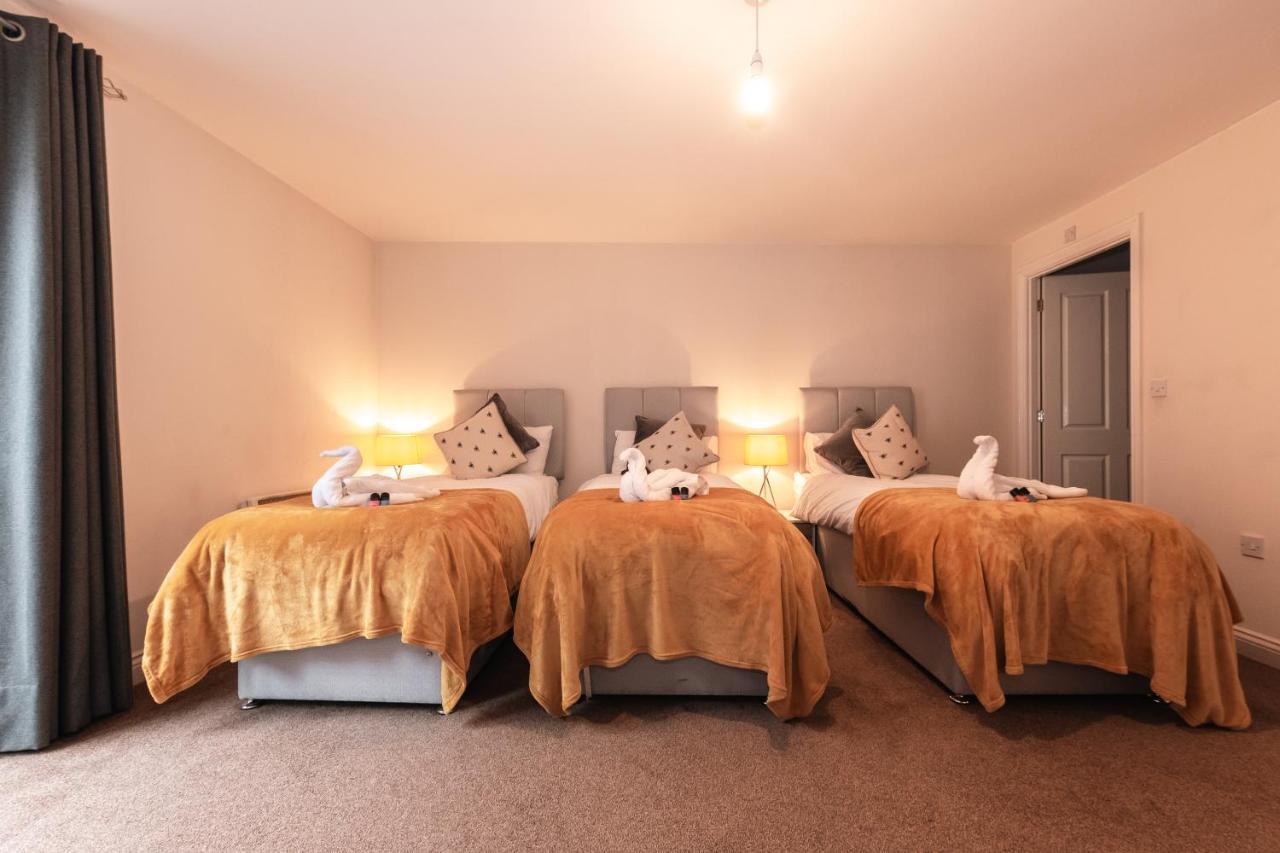 Centre Loft: Spacious 3-bed With Secure Parking *