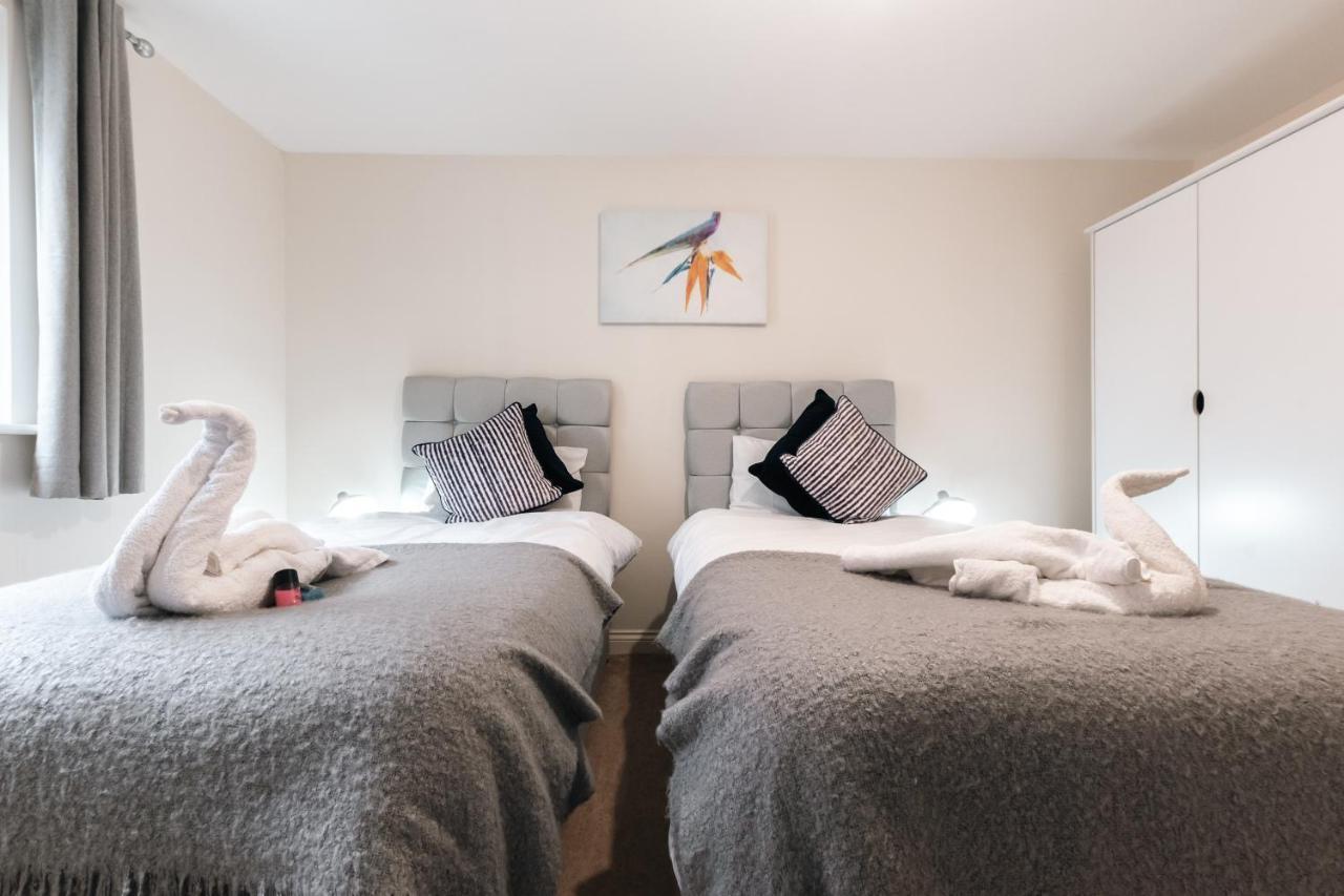 Apartment Centre Loft: Spacious 3-bed With Secure Parking *