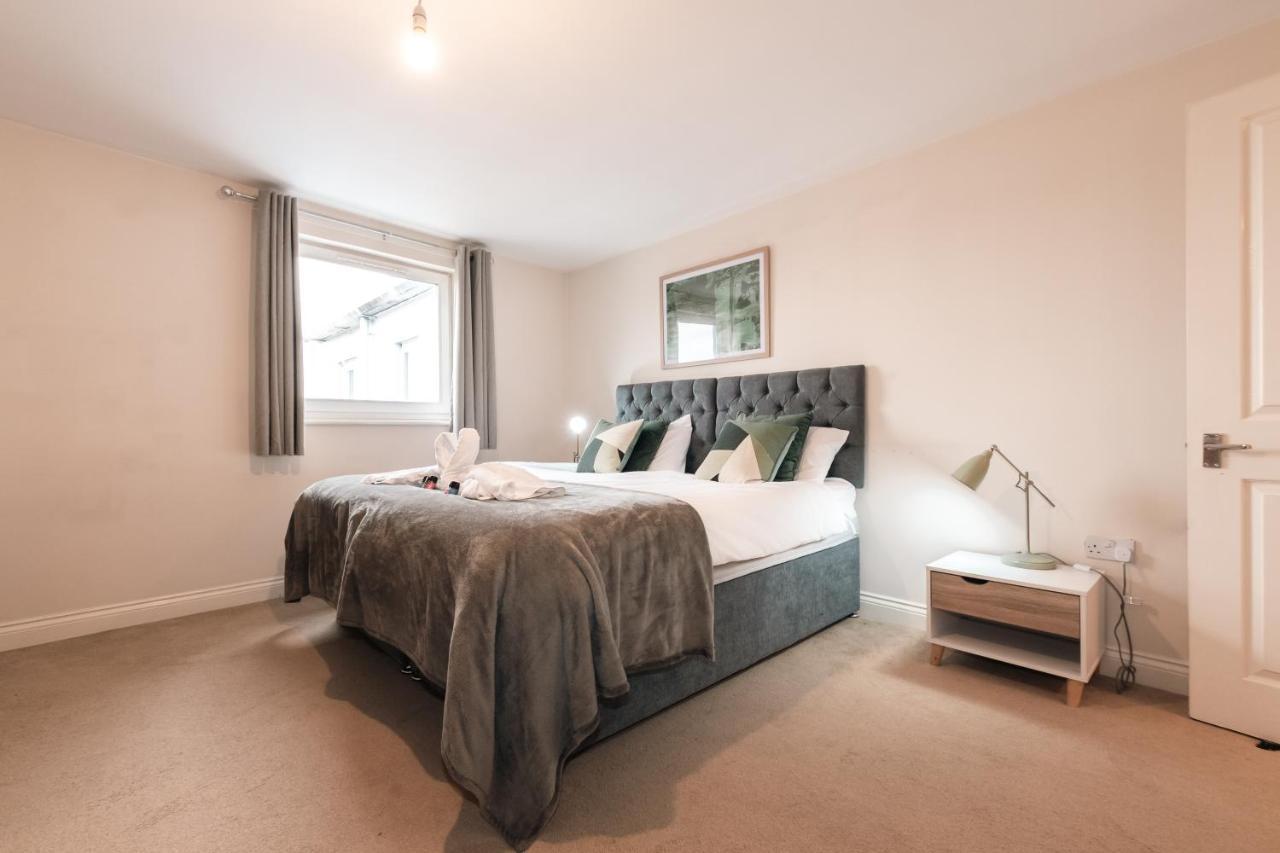 Centre Loft: Spacious 3-bed With Secure Parking Apartment