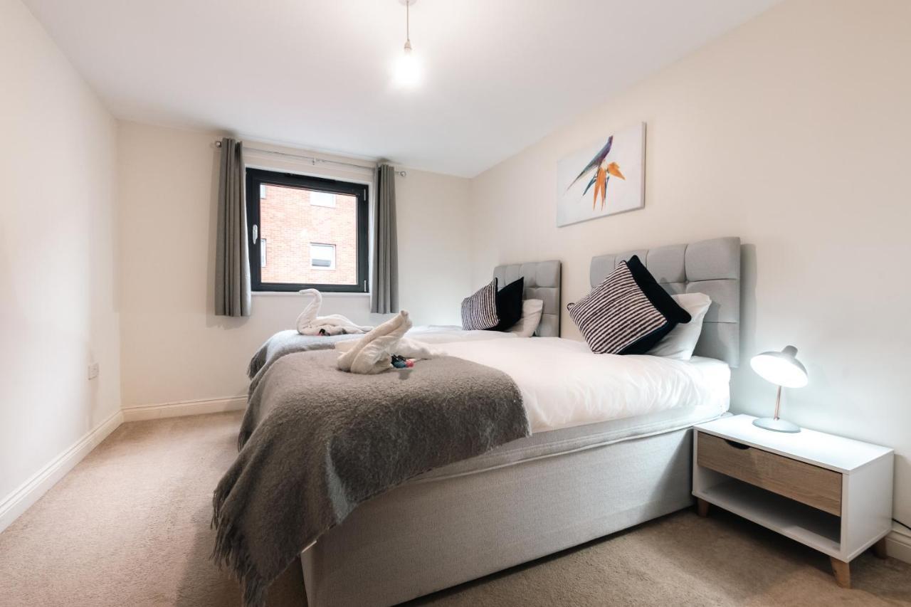 Centre Loft: Spacious 3-bed With Secure Parking *