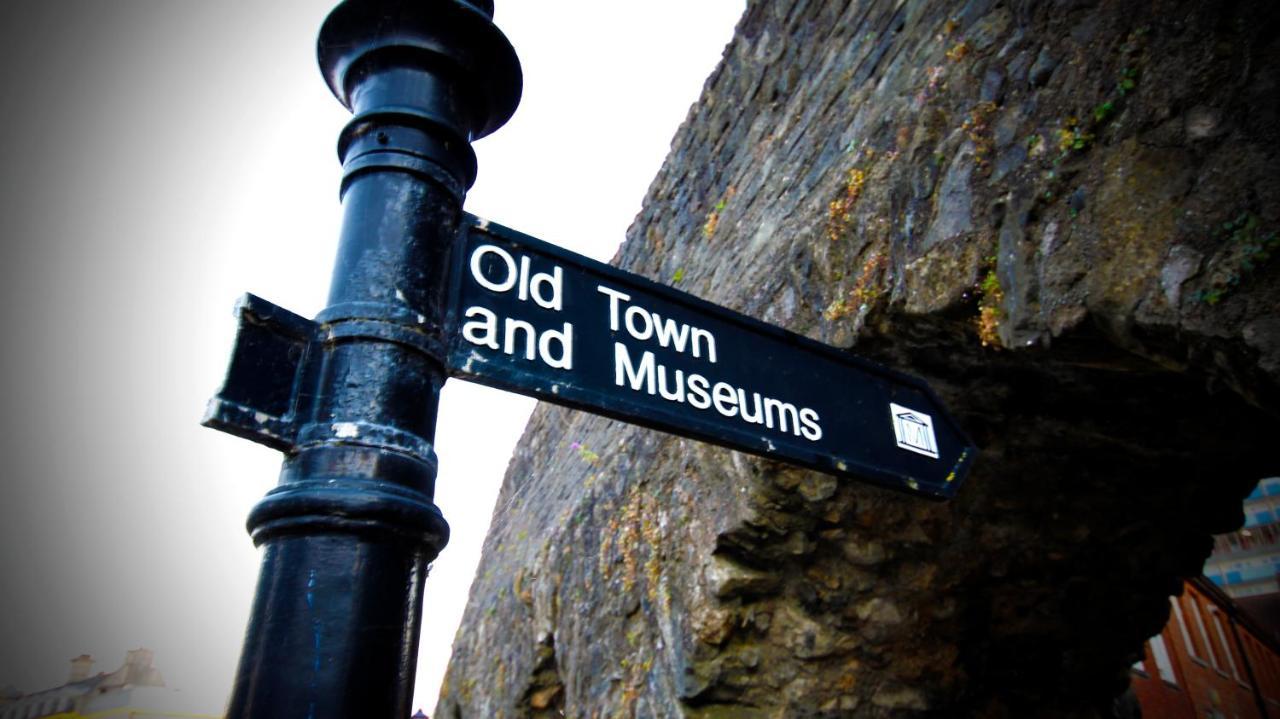 High Street - 2bd - King Beds - Parking - Wise
