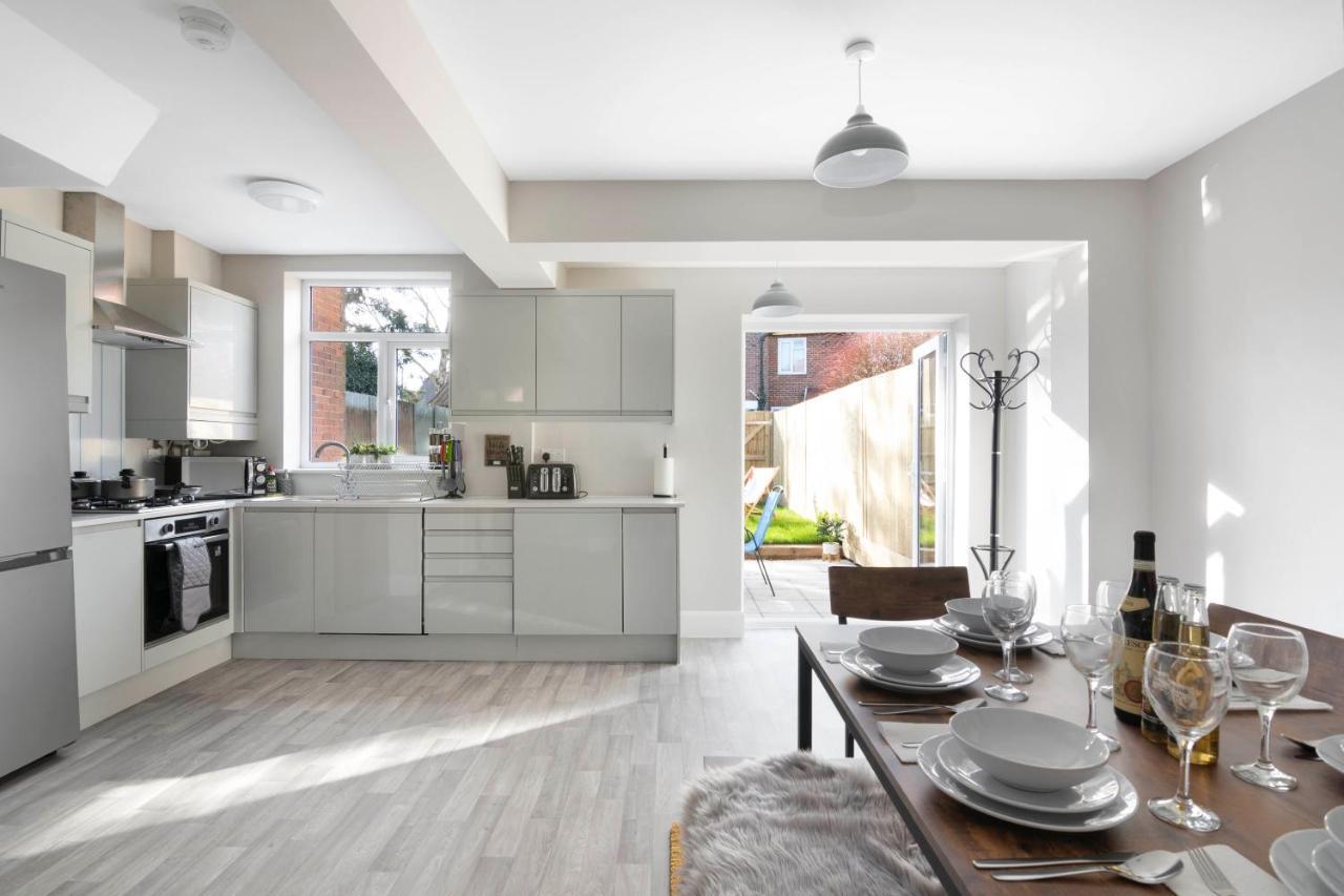 Spacious 3 Bed House, Netflix, Garden, Parking Apartment *