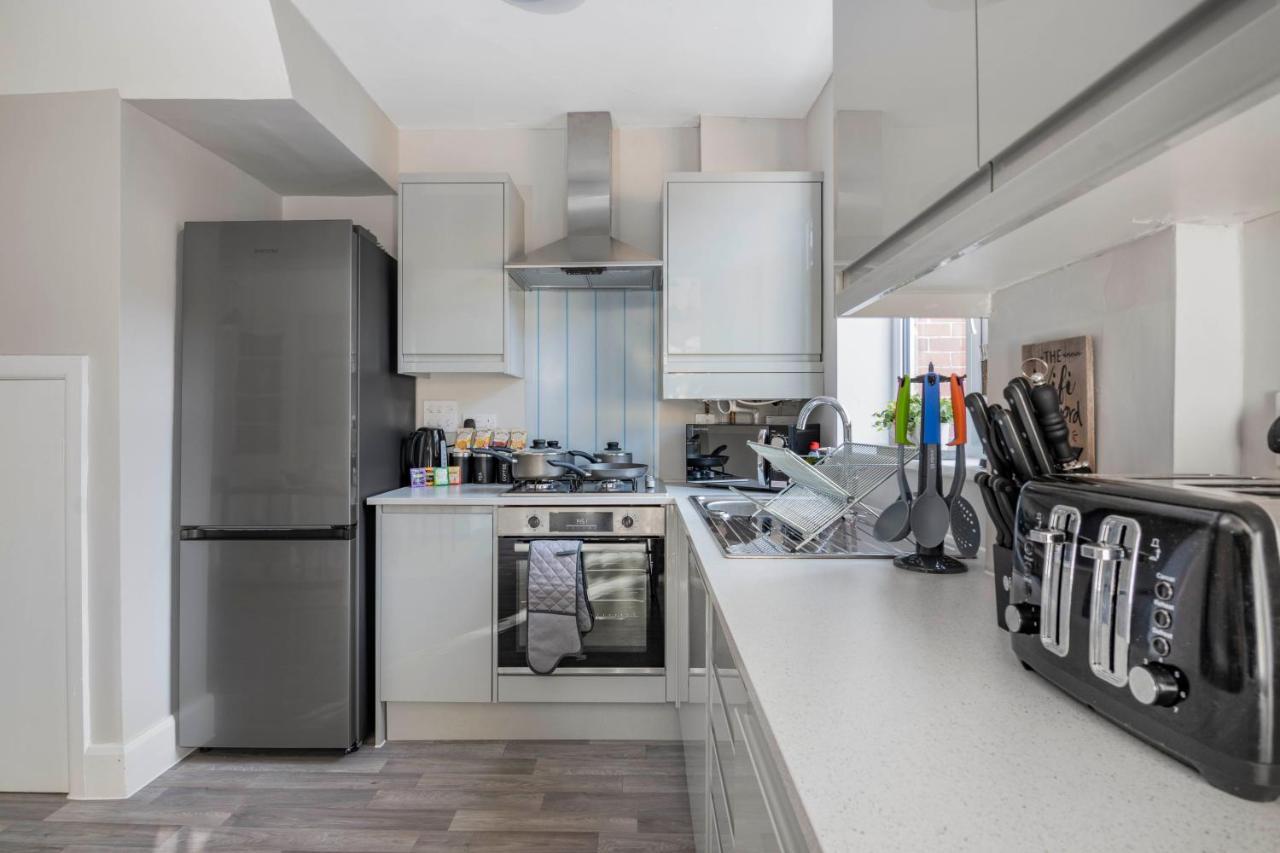 Spacious 3 Bed House, Netflix, Garden, Parking
