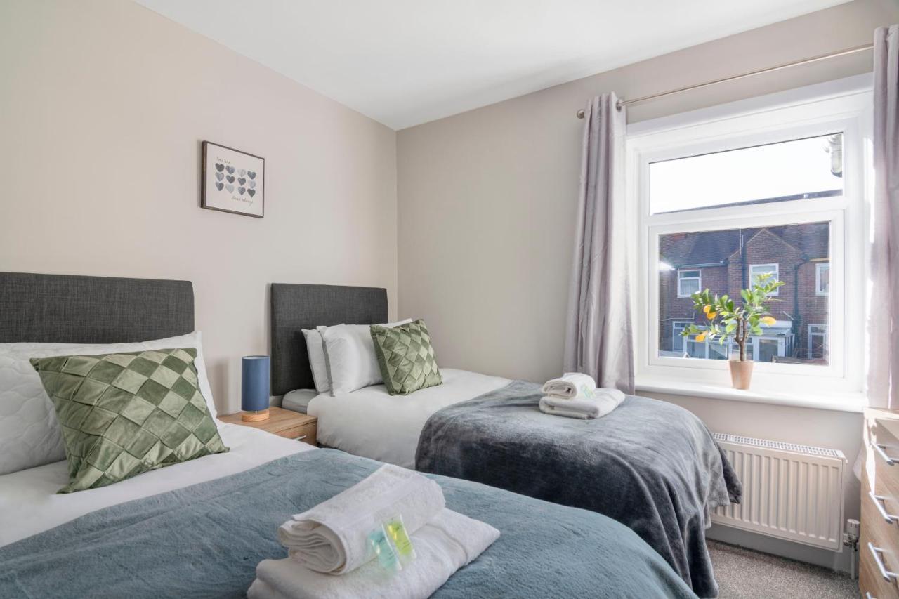 Spacious 3 Bed House, Netflix, Garden, Parking