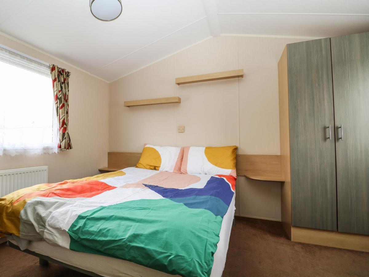 Solent Breezes, Caravan 108 *