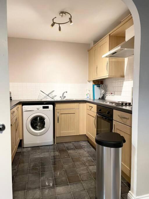 Centre Deluxe: Spacious 1-bed With Flexible Sleeping & Free Parking Southampton