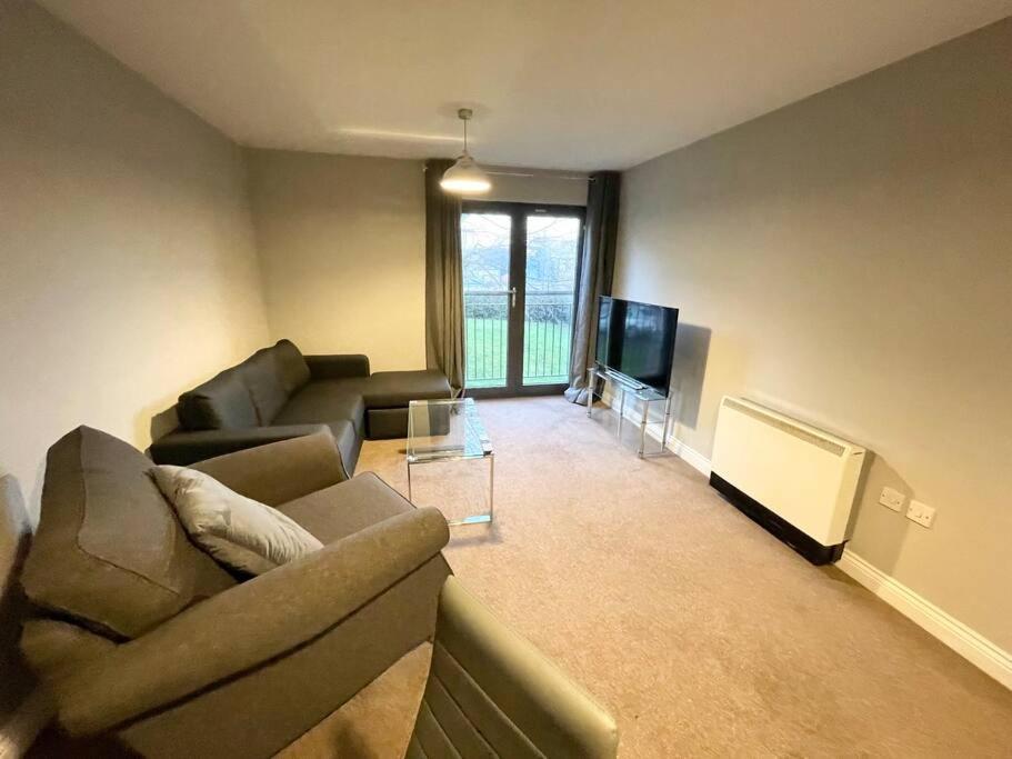 Centre Deluxe: Spacious 1-bed With Flexible Sleeping & Free Parking Apartment Southampton