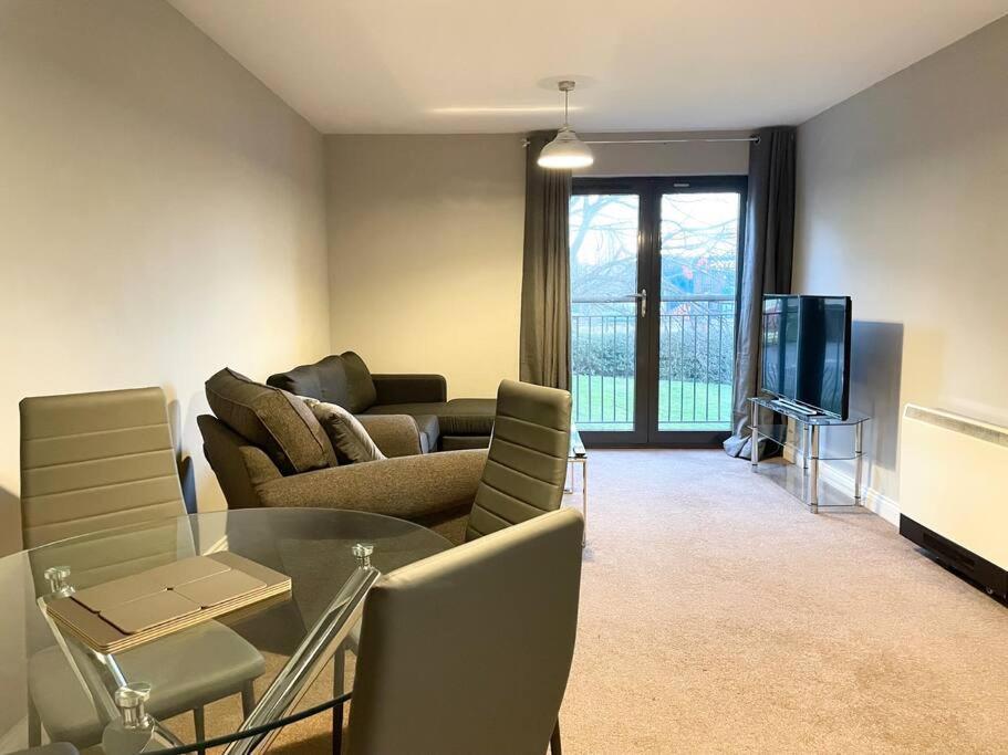 Centre Deluxe: Spacious 1-bed With Flexible Sleeping & Free Parking *
