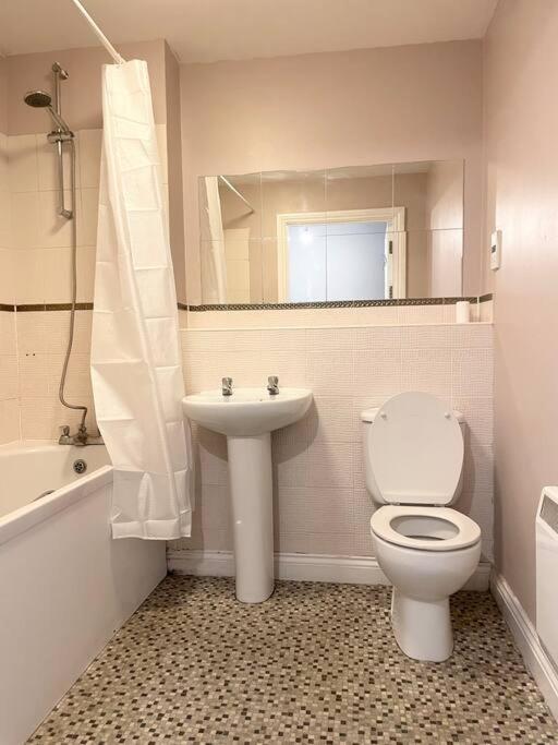 Centre Deluxe: Spacious 1-bed With Flexible Sleeping & Free Parking Apartment