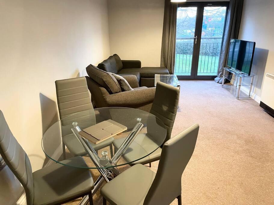 Apartment Centre Deluxe: Spacious 1-bed With Flexible Sleeping & Free Parking *